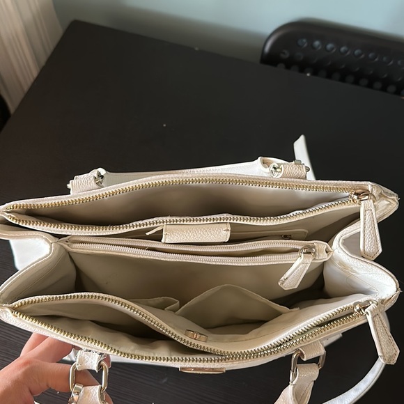 Large white GUESS shoulder bag - Picture 2 of 3